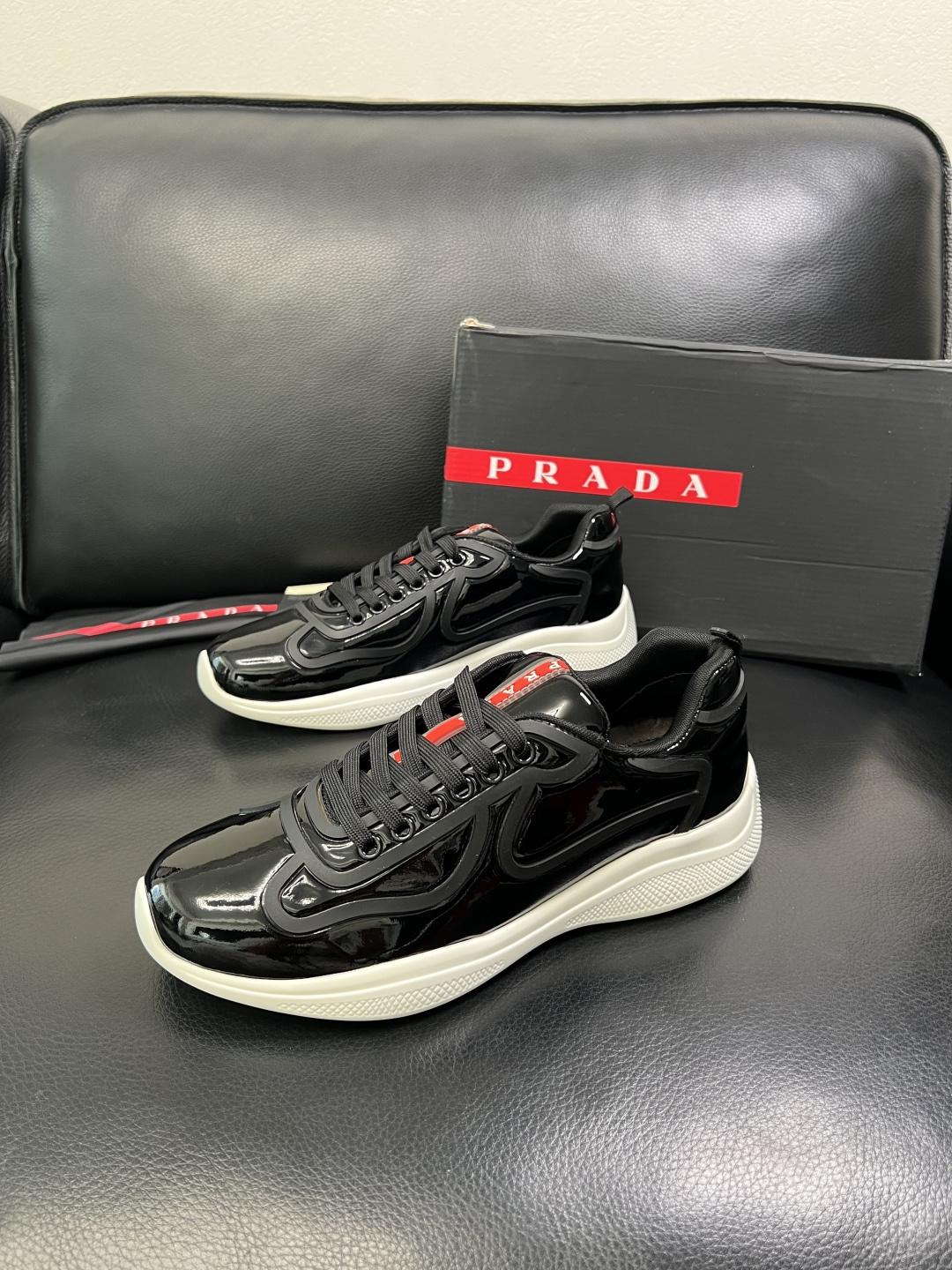 Prada 顶级工艺品，普拉达 专柜同步，原厂配置意大利进口牛皮面料，进口牛皮内里垫，透气舒适，鞋底：原