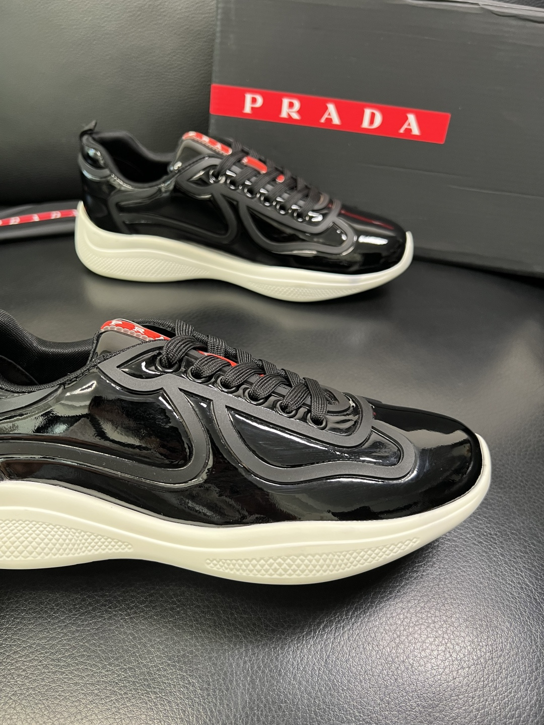 Prada 顶级工艺品，普拉达 专柜同步，原厂配置意大利进口牛皮面料，进口牛皮内里垫，透气舒适，鞋底：原