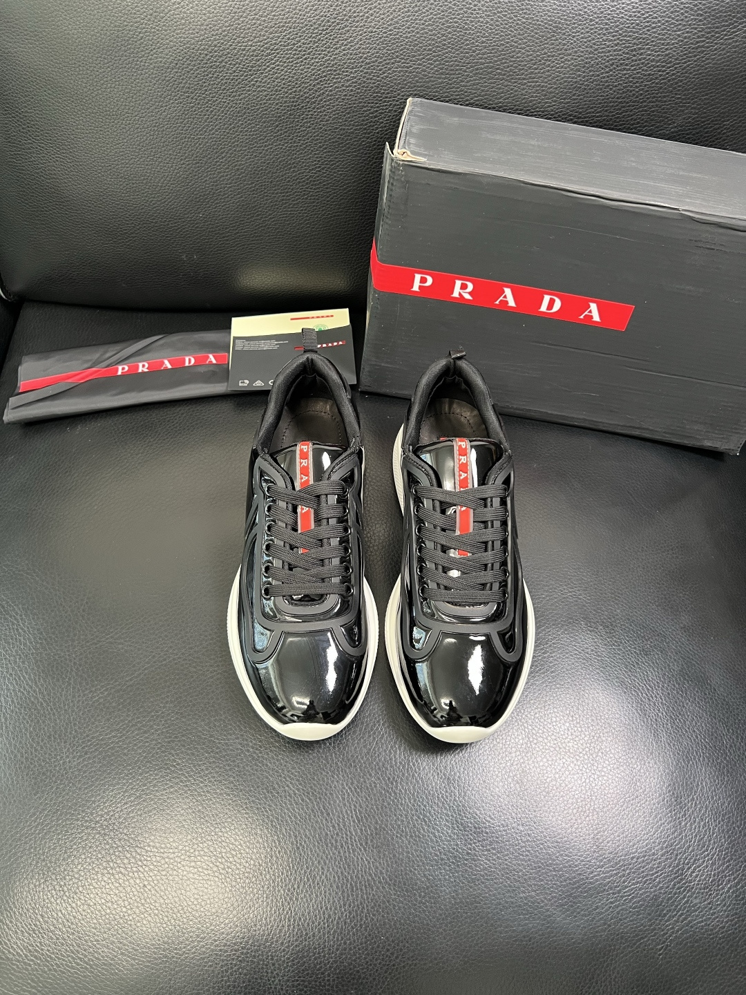 Prada 顶级工艺品，普拉达 专柜同步，原厂配置意大利进口牛皮面料，进口牛皮内里垫，透气舒适，鞋底：原