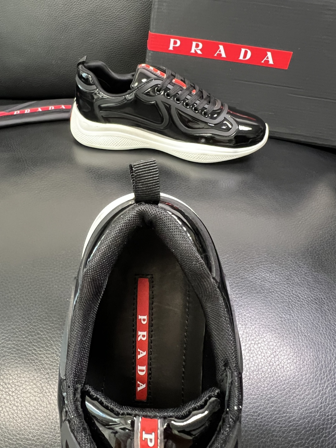 Prada 顶级工艺品，普拉达 专柜同步，原厂配置意大利进口牛皮面料，进口牛皮内里垫，透气舒适，鞋底：原