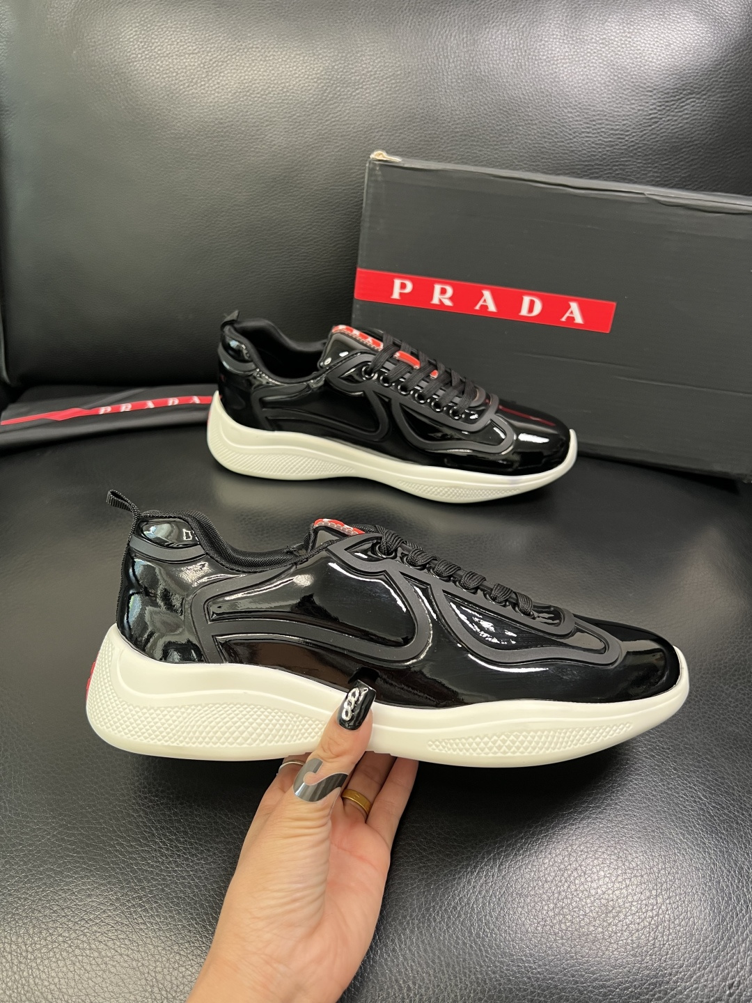 Prada 顶级工艺品，普拉达 专柜同步，原厂配置意大利进口牛皮面料，进口牛皮内里垫，透气舒适，鞋底：原