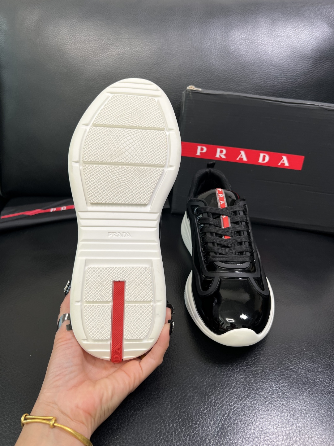 Prada 顶级工艺品，普拉达 专柜同步，原厂配置意大利进口牛皮面料，进口牛皮内里垫，透气舒适，鞋底：原