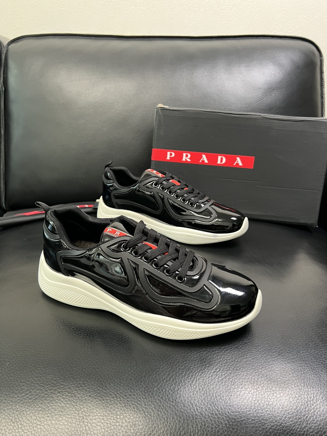 NO:605163,Prada top handicrafts, synchronized with Prada counters, the original factory is equipped with imported Italian cowhide fabrics, imported cowhide lining, breathable and comfortable, the soles are specially provided by the original factory, the original factory follows the order, high quality, welcome to compare, code number 39-44 (customized 38 45 46 47),, prada, prada, cowhide19860909Prada 顶级工艺品,普拉达 专柜同步,原厂配置意大利进口牛皮面料,进口牛皮内里垫,透气舒适,鞋底原厂特供原版底,原厂跟单货 高品质 欢迎对比,码数 39-44（订做 38 45 46 47）,,prada,prada,cowhide,Men's shoes