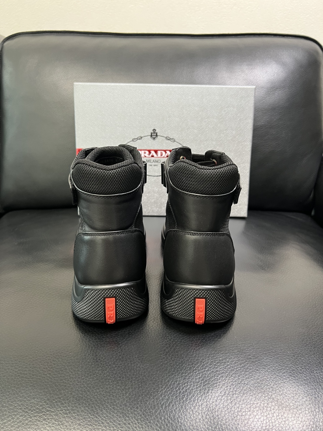 Prada 顶级工艺品，普拉达 专柜同步，靴子高帮原厂配置意大利进口牛皮拼布面料，进口牛皮内里垫，透气舒