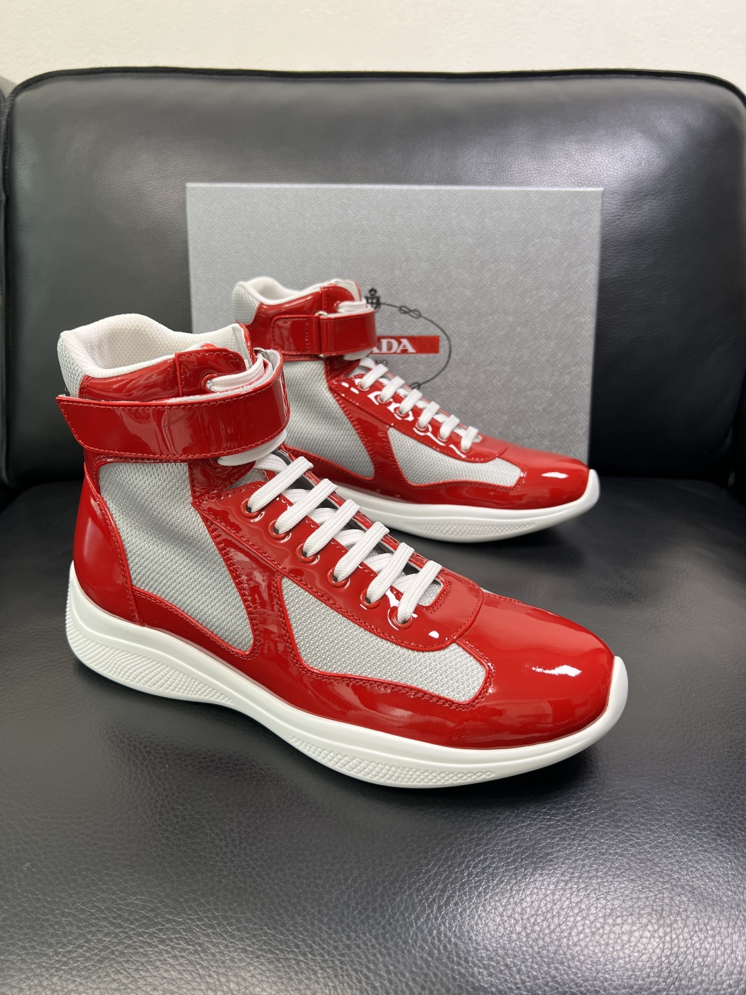 NO:605165,Prada top handicrafts, Prada counter synchronization, high-top boots are originally equipped with Italian imported cowhide patchwork fabric, imported cowhide inner pads, breathable and comfortable, the soles are specially provided by the original factory, the original factory follows the order, high quality, welcome to compare, code number 39-44 (customized 38 45 46 47),, prada, prada, boots, cowhide19860909Prada 顶级工艺品,普拉达 专柜同步,靴子高帮原厂配置意大利进口牛皮拼布面料,进口牛皮内里垫,透气舒适,鞋底原厂特供原版底,原厂跟单货 高品质 欢迎对比,码数 39-44（订做 38 45 46 47）,,prada,prada,boots,cowhide,Men's shoes