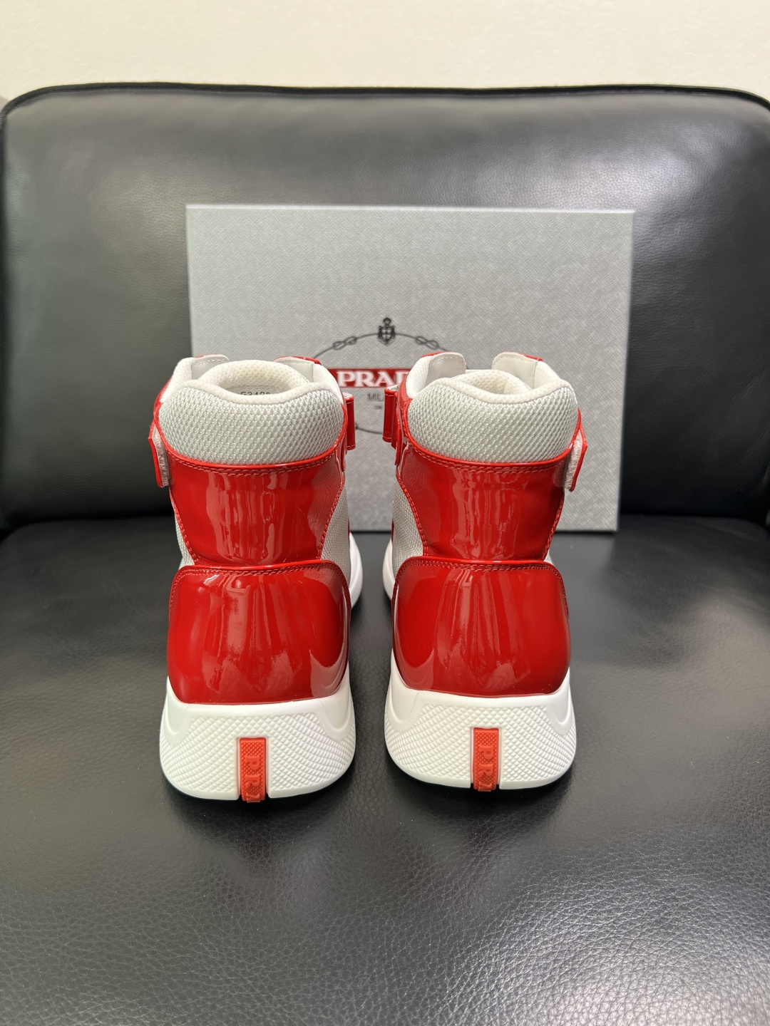 Prada 顶级工艺品，普拉达 专柜同步，靴子高帮原厂配置意大利进口牛皮拼布面料，进口牛皮内里垫，透气舒