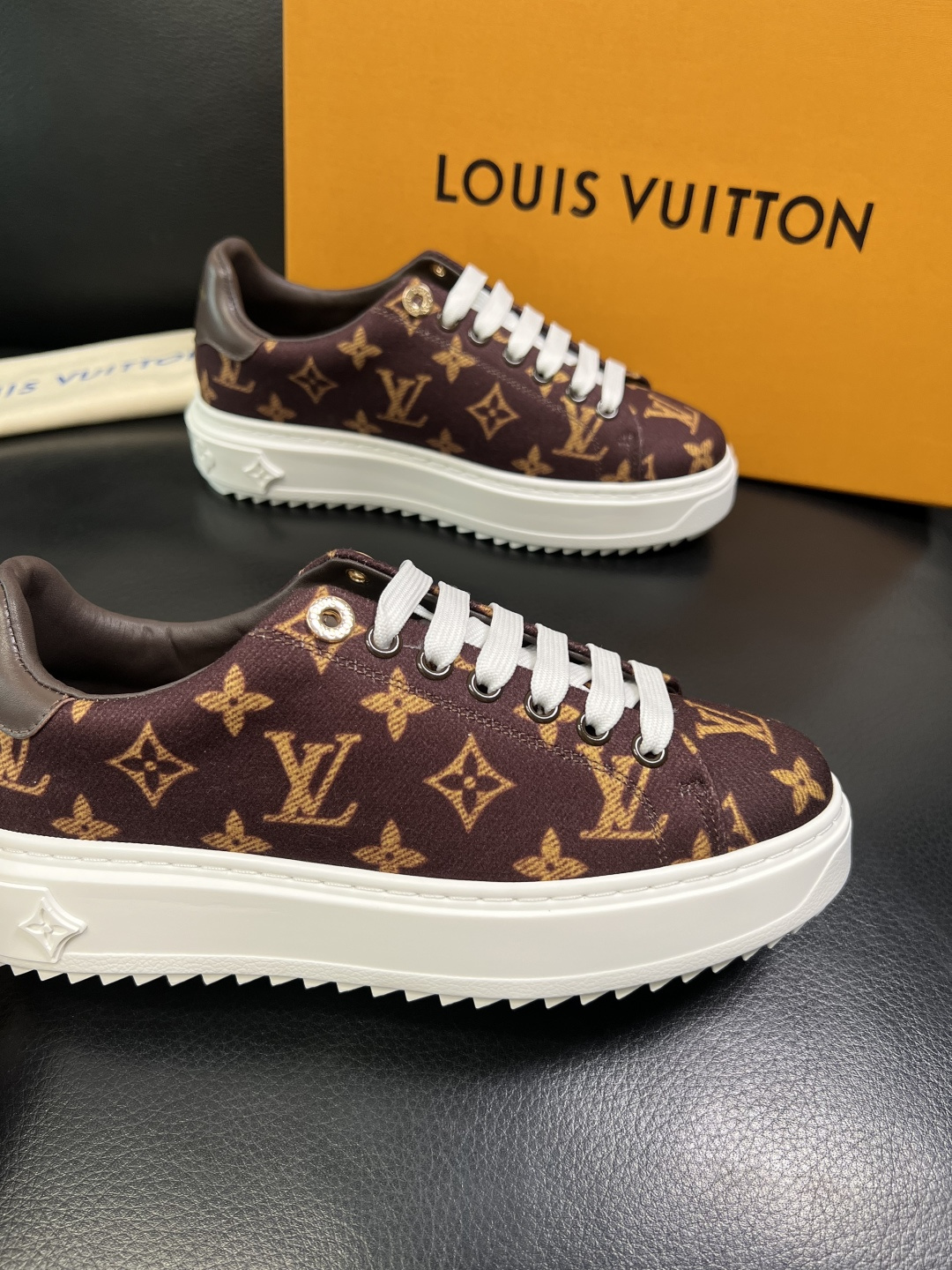 Lv 高品质 顶级工艺品 路易威登，运动板鞋专柜同步，鞋面意大利进口，高品质拼接缤纷色彩复杂工艺品，进口