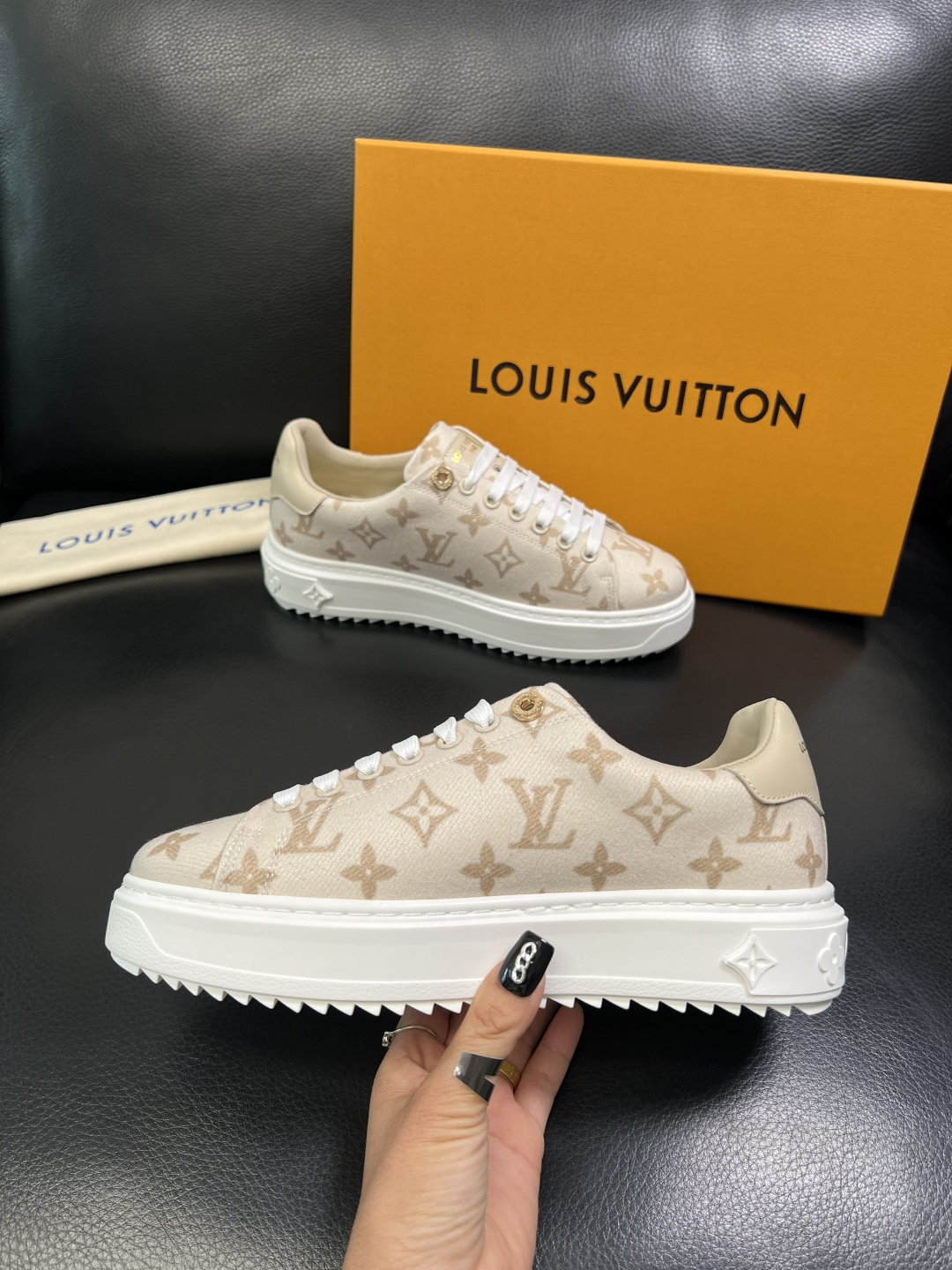 Lv 高品质 顶级工艺品 路易威登，运动板鞋专柜同步，鞋面意大利进口，高品质拼接缤纷色彩复杂工艺品，进口