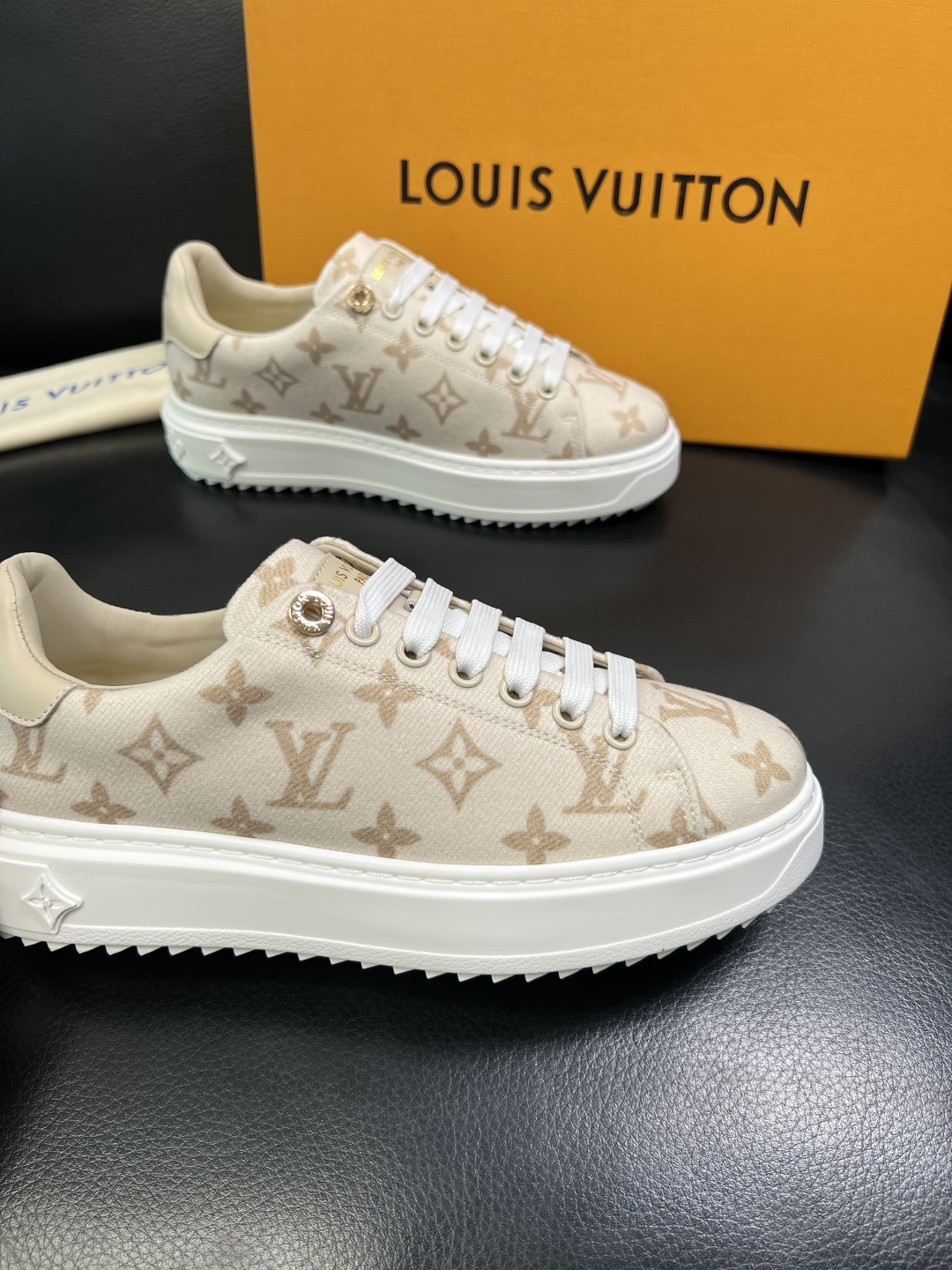 Lv 高品质 顶级工艺品 路易威登，运动板鞋专柜同步，鞋面意大利进口，高品质拼接缤纷色彩复杂工艺品，进口