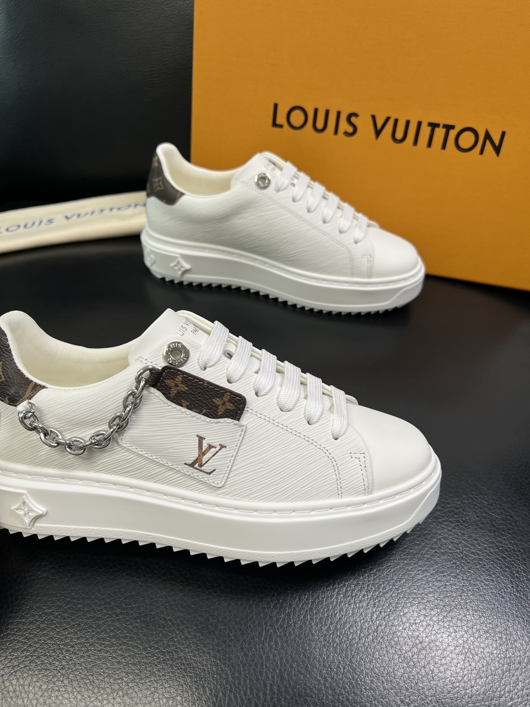Lv 高品质 顶级工艺品 路易威登，运动板鞋专柜同步，鞋面意大利进口，高品质拼接缤纷色彩复杂工艺品，进口