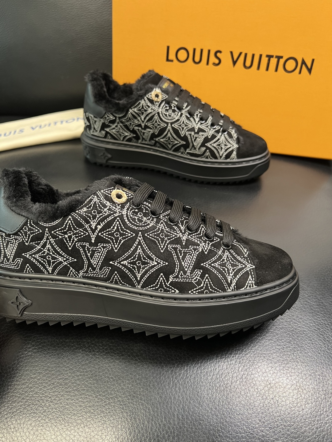 Lv 高品质 顶级工艺品 路易威登，运动板鞋专柜同步，鞋面意大利进口，高品质拼接缤纷色彩复杂工艺品，进口