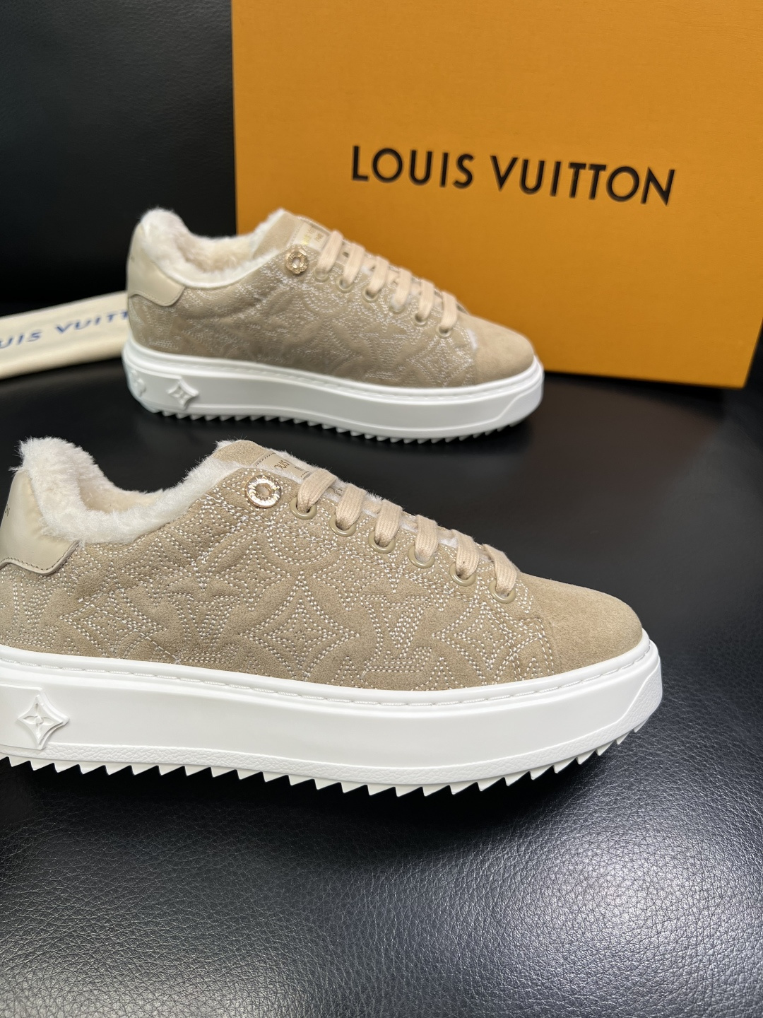 Lv 高品质 顶级工艺品 路易威登，运动板鞋专柜同步，鞋面意大利进口，高品质拼接缤纷色彩复杂工艺品，进口