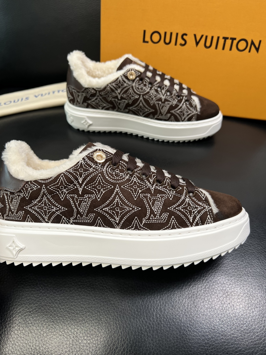 Lv 高品质 顶级工艺品 路易威登，运动板鞋专柜同步，鞋面意大利进口，高品质拼接缤纷色彩复杂工艺品，进口