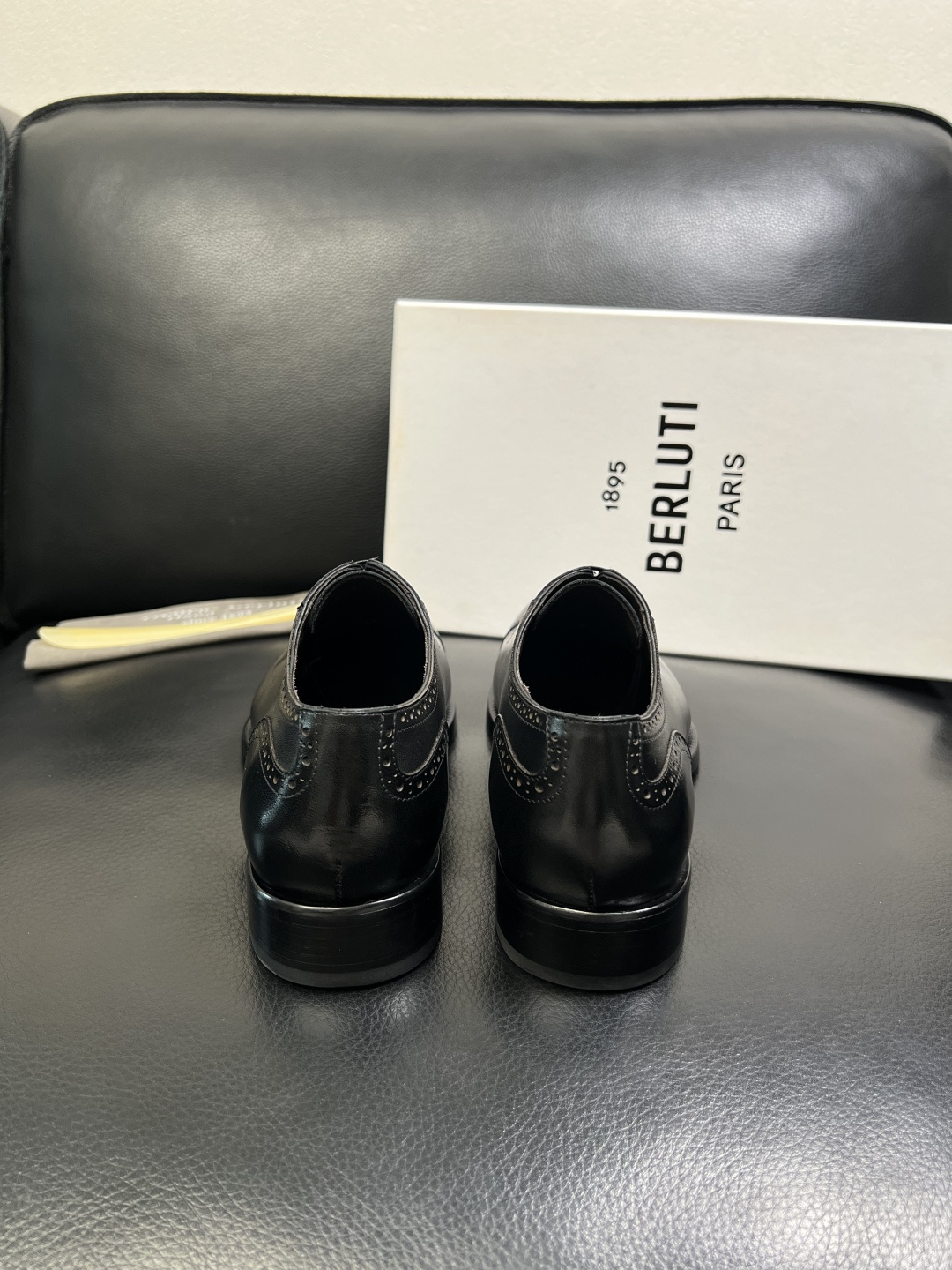Berluti 顶级代购 布鲁提 专柜同步发售原厂配置，意大利进口牛皮面料，全进口水染牛皮里垫，鞋底：原
