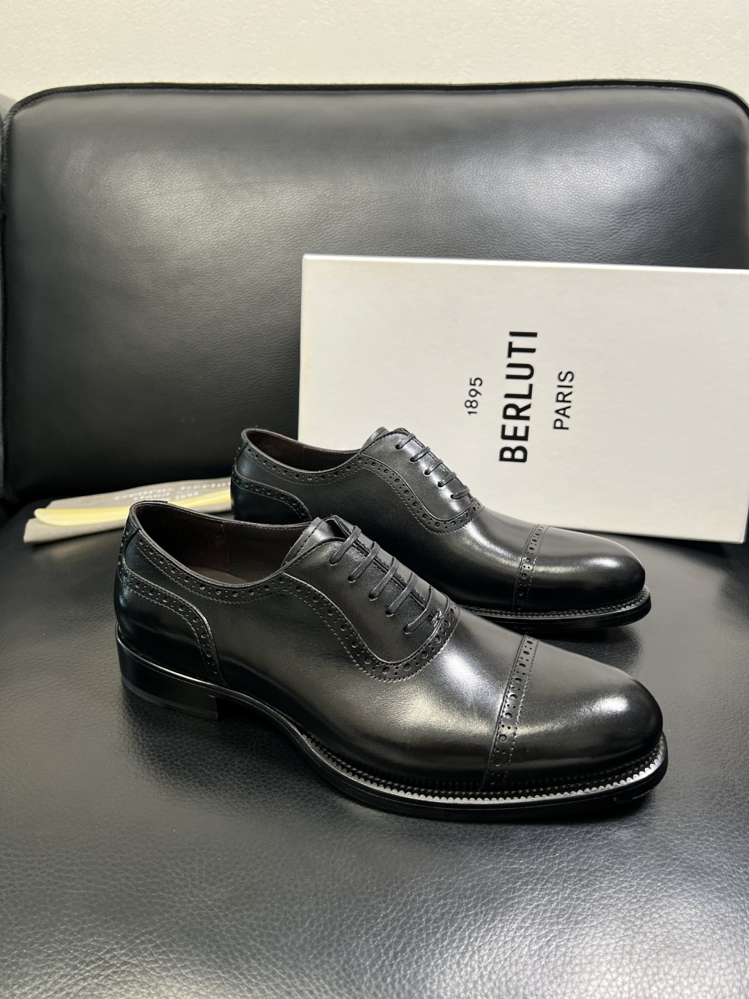 Berluti 顶级代购 布鲁提 专柜同步发售原厂配置，意大利进口牛皮面料，全进口水染牛皮里垫，鞋底：原