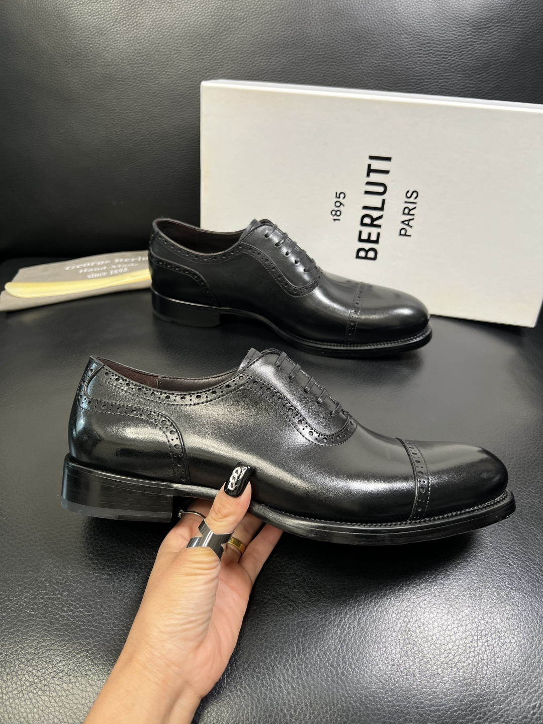 Berluti 顶级代购 布鲁提 专柜同步发售原厂配置，意大利进口牛皮面料，全进口水染牛皮里垫，鞋底：原