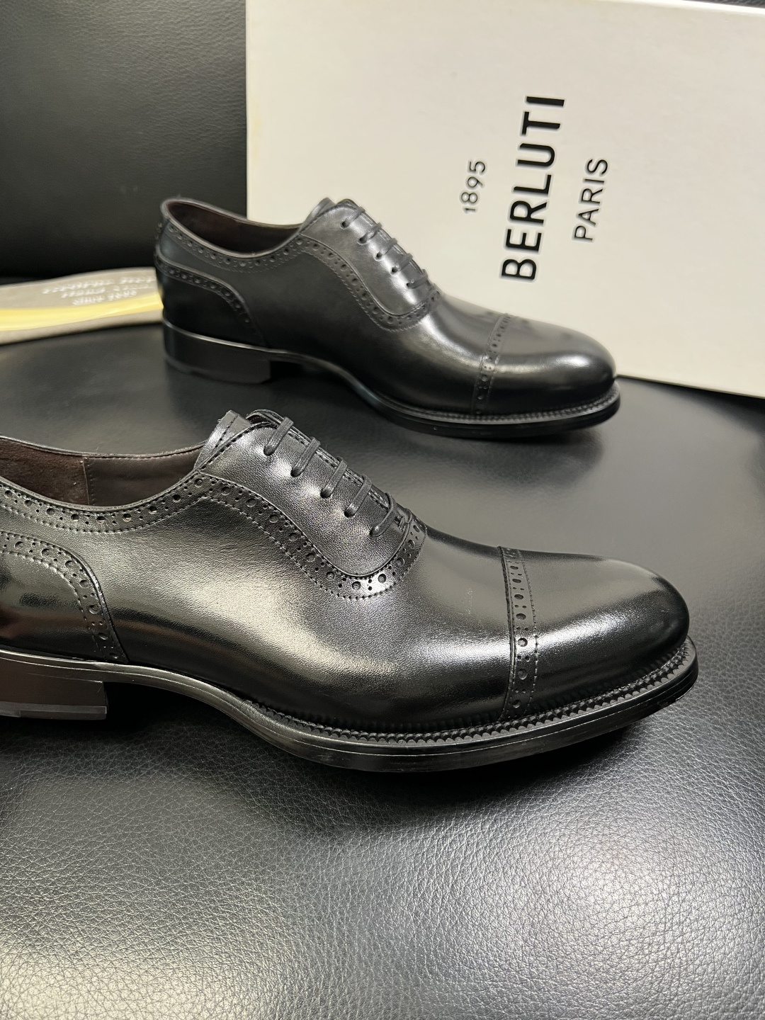 Berluti 顶级代购 布鲁提 专柜同步发售原厂配置，意大利进口牛皮面料，全进口水染牛皮里垫，鞋底：原