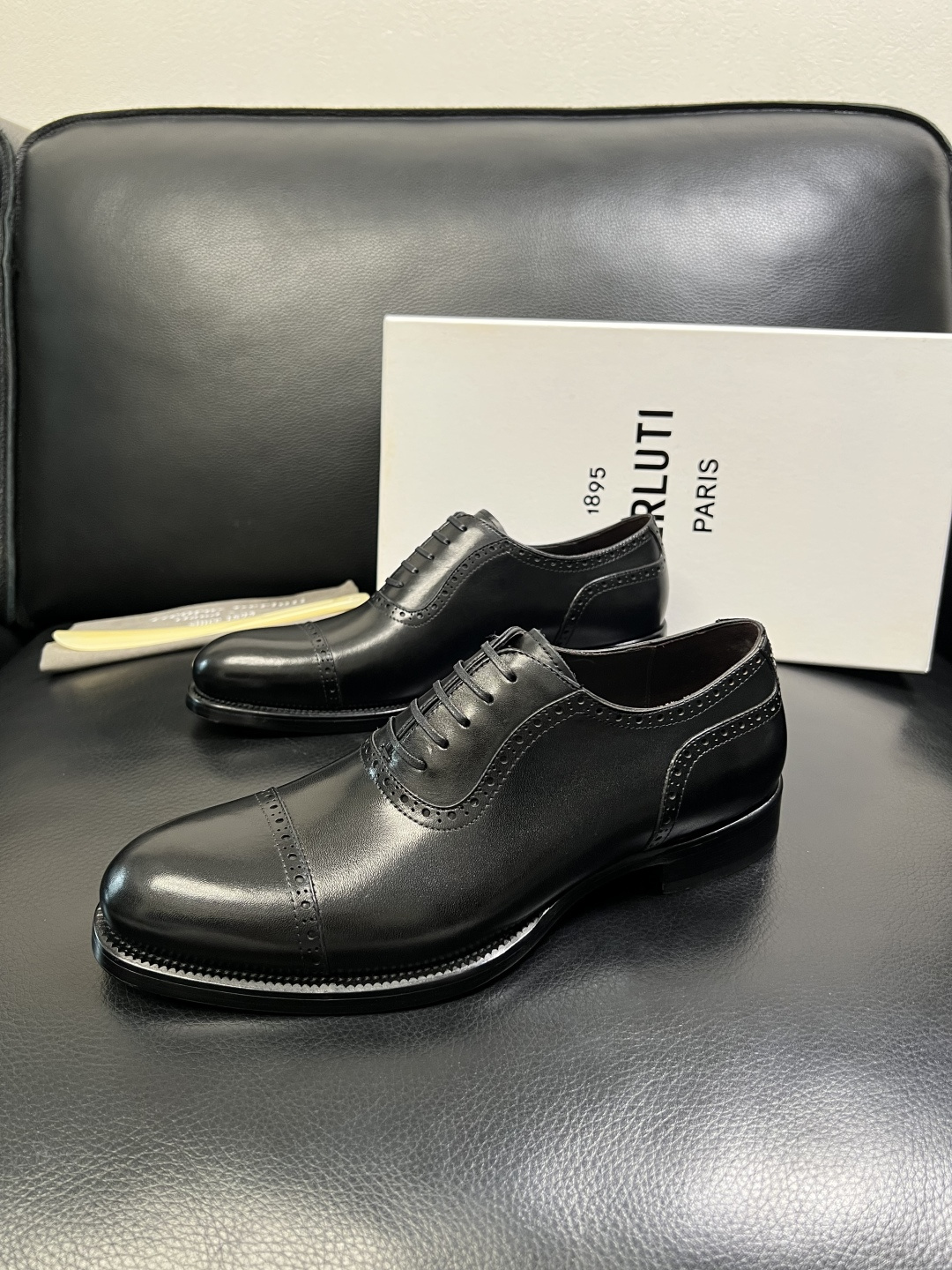 Berluti 顶级代购 布鲁提 专柜同步发售原厂配置，意大利进口牛皮面料，全进口水染牛皮里垫，鞋底：原