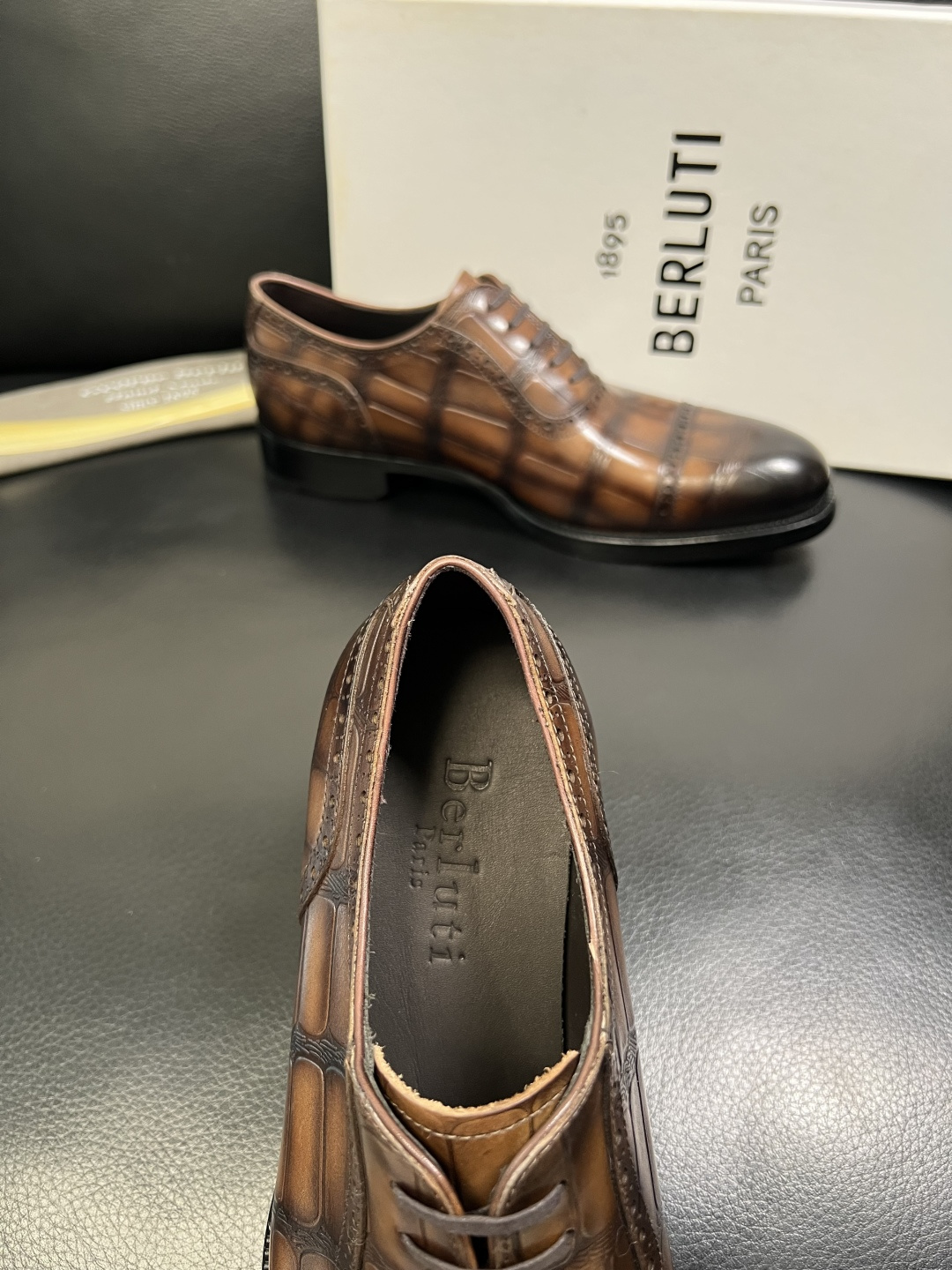 Berluti 顶级代购 布鲁提 专柜同步发售原厂配置，意大利进口牛皮面料，全进口水染牛皮里垫，鞋底：原