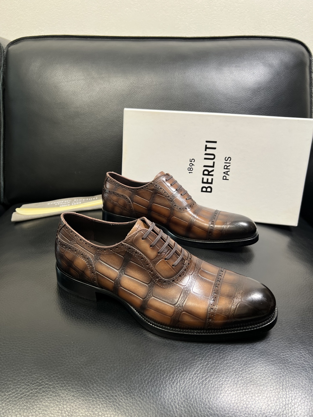 Berluti 顶级代购 布鲁提 专柜同步发售原厂配置，意大利进口牛皮面料，全进口水染牛皮里垫，鞋底：原