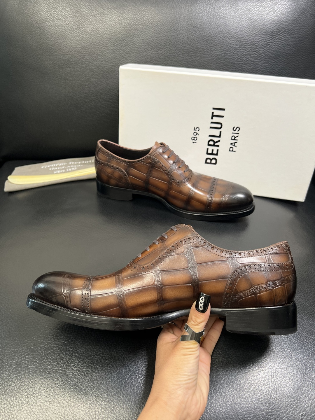 Berluti 顶级代购 布鲁提 专柜同步发售原厂配置，意大利进口牛皮面料，全进口水染牛皮里垫，鞋底：原
