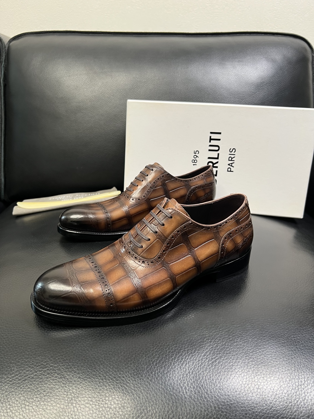 Berluti 顶级代购 布鲁提 专柜同步发售原厂配置，意大利进口牛皮面料，全进口水染牛皮里垫，鞋底：原