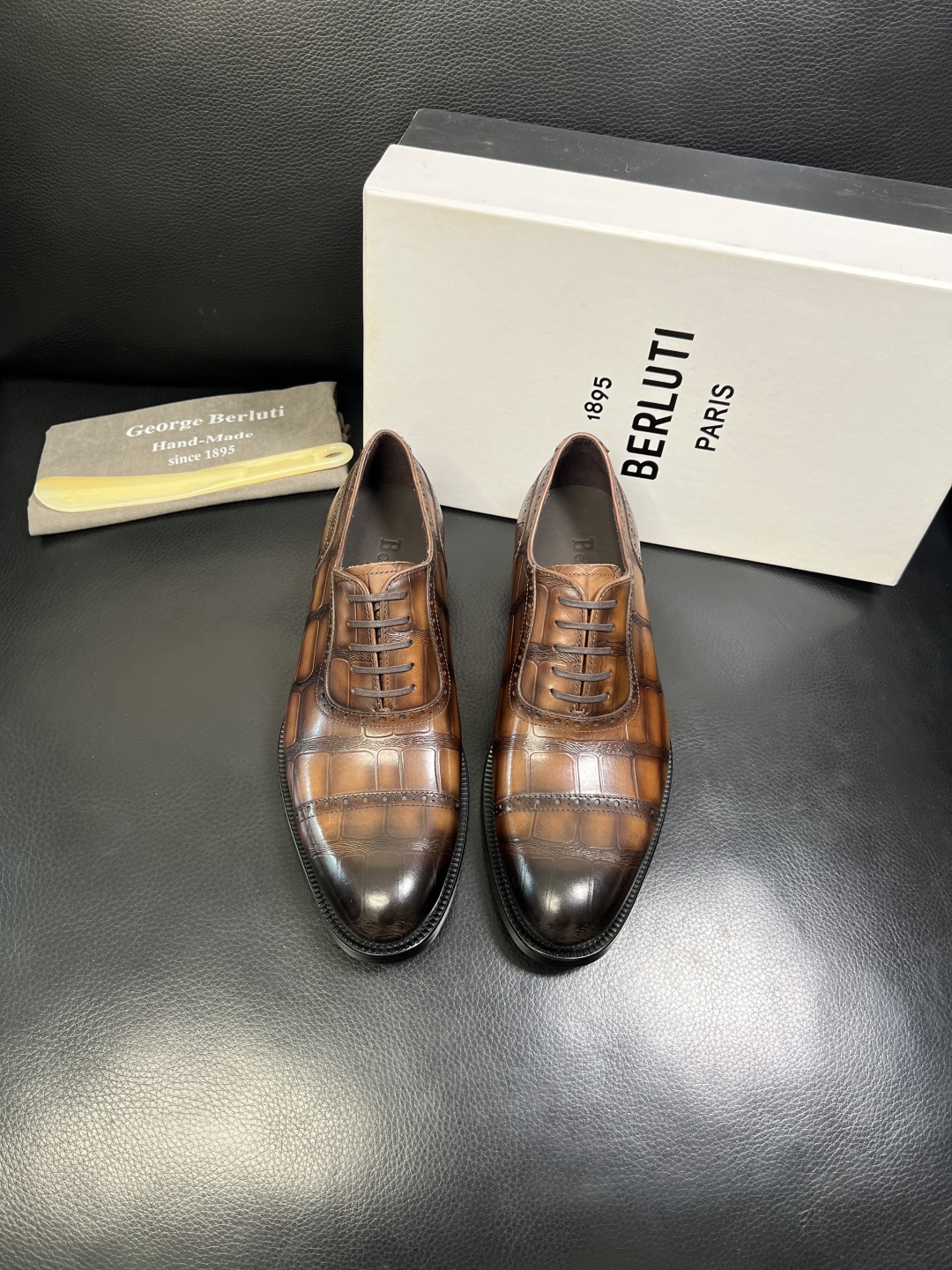 Berluti 顶级代购 布鲁提 专柜同步发售原厂配置，意大利进口牛皮面料，全进口水染牛皮里垫，鞋底：原