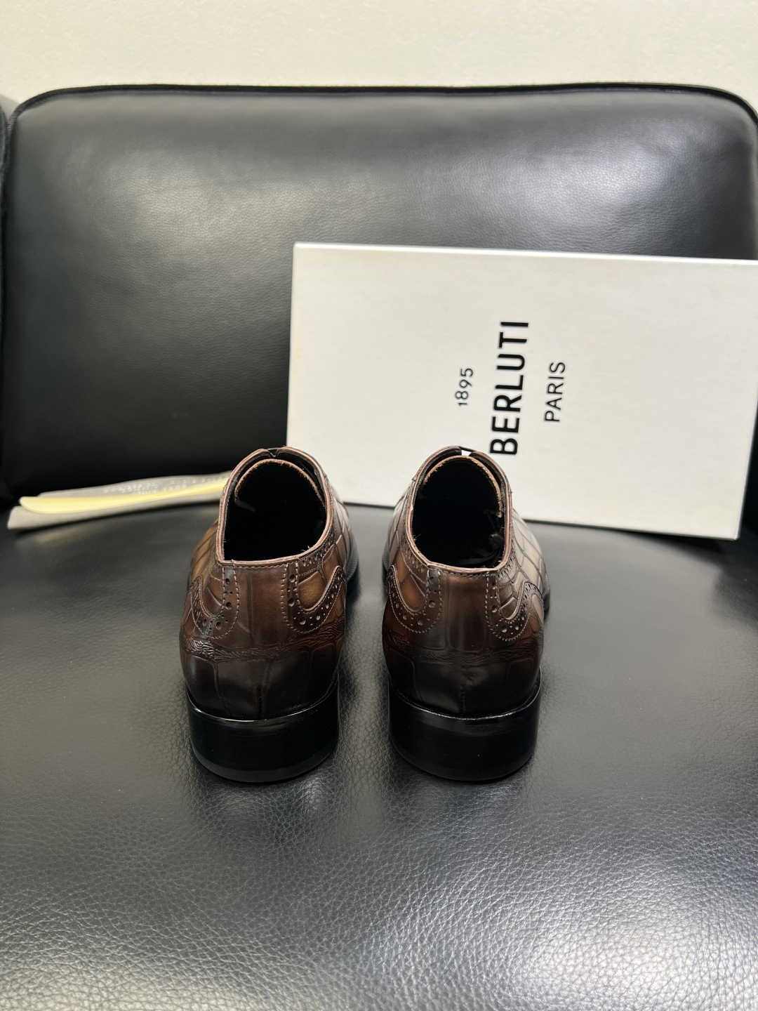 Berluti 顶级代购 布鲁提 专柜同步发售原厂配置，意大利进口牛皮面料，全进口水染牛皮里垫，鞋底：原