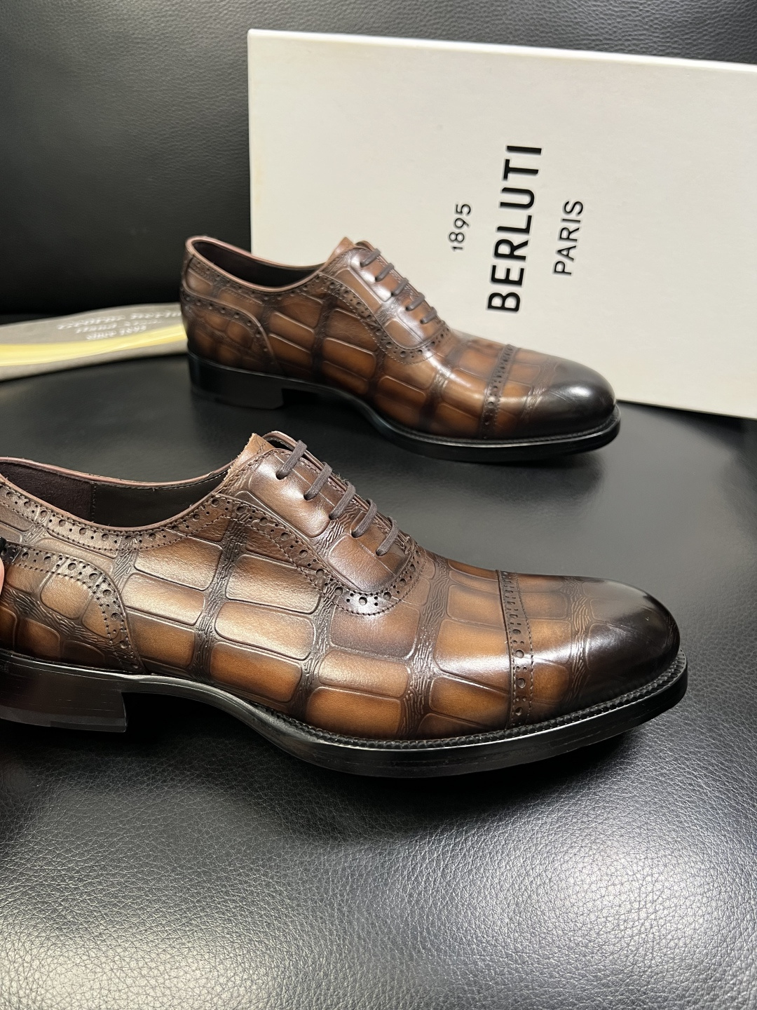 Berluti 顶级代购 布鲁提 专柜同步发售原厂配置，意大利进口牛皮面料，全进口水染牛皮里垫，鞋底：原