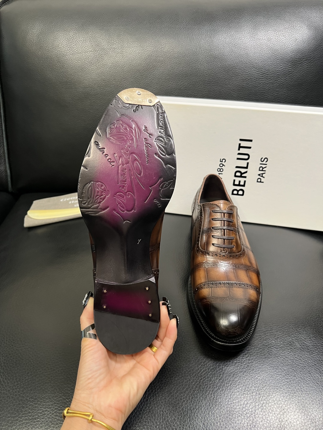 Berluti 顶级代购 布鲁提 专柜同步发售原厂配置，意大利进口牛皮面料，全进口水染牛皮里垫，鞋底：原