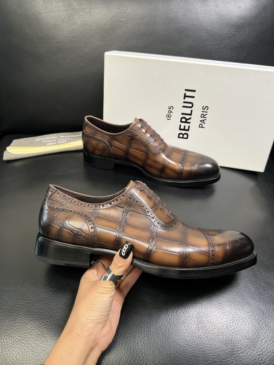 Berluti 顶级代购 布鲁提 专柜同步发售原厂配置，意大利进口牛皮面料，全进口水染牛皮里垫，鞋底：原