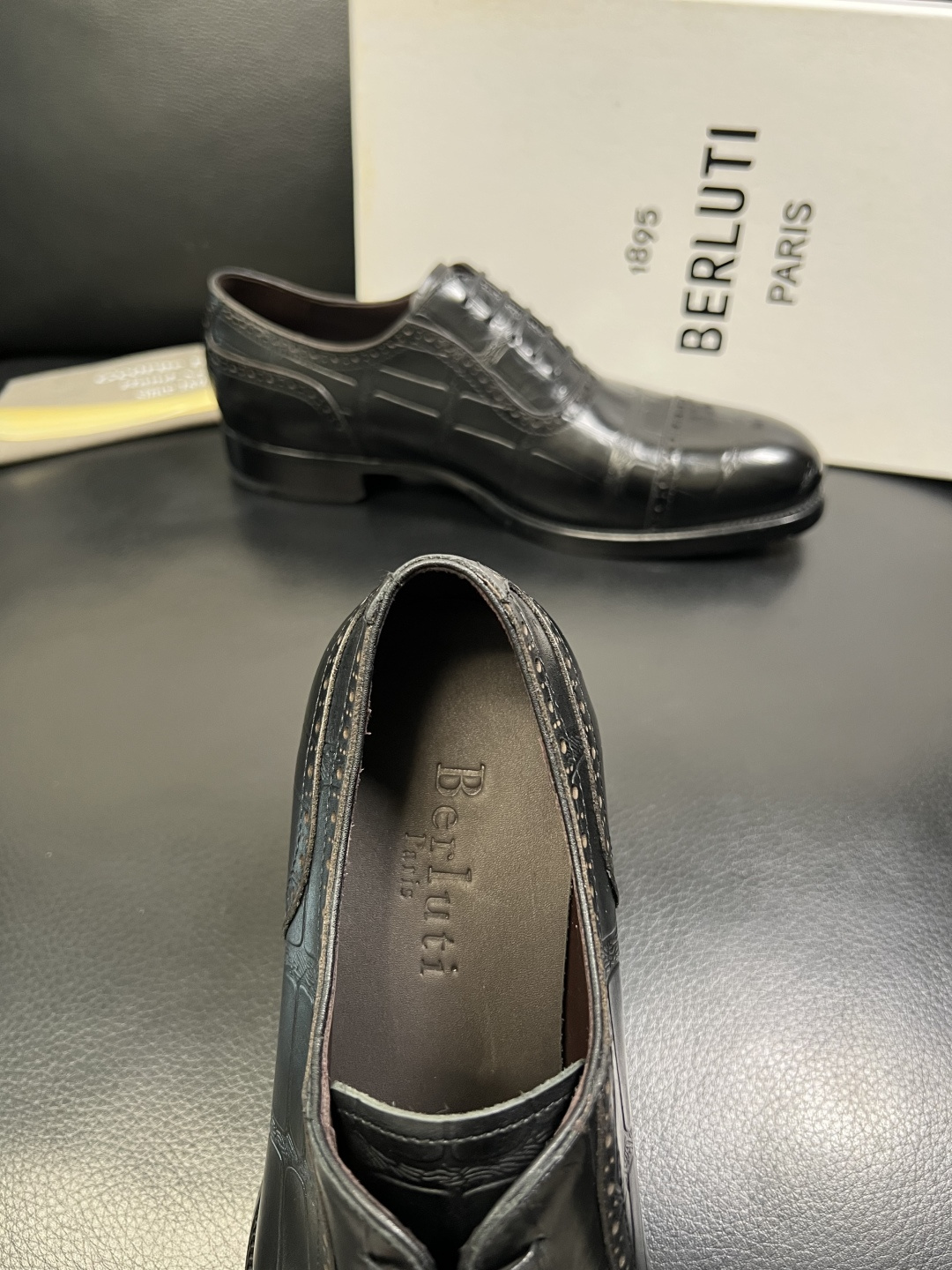 Berluti 顶级代购 布鲁提 专柜同步发售原厂配置，意大利进口牛皮面料，全进口水染牛皮里垫，鞋底：原