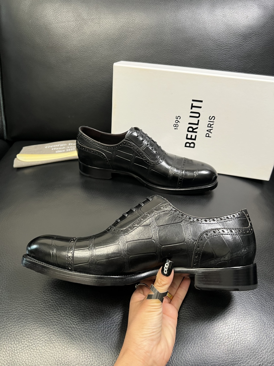 Berluti 顶级代购 布鲁提 专柜同步发售原厂配置，意大利进口牛皮面料，全进口水染牛皮里垫，鞋底：原