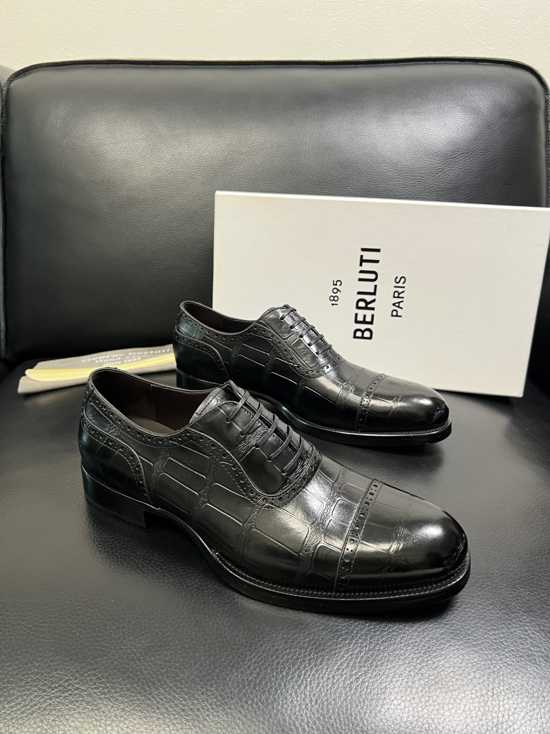 Berluti 顶级代购 布鲁提 专柜同步发售原厂配置，意大利进口牛皮面料，全进口水染牛皮里垫，鞋底：原