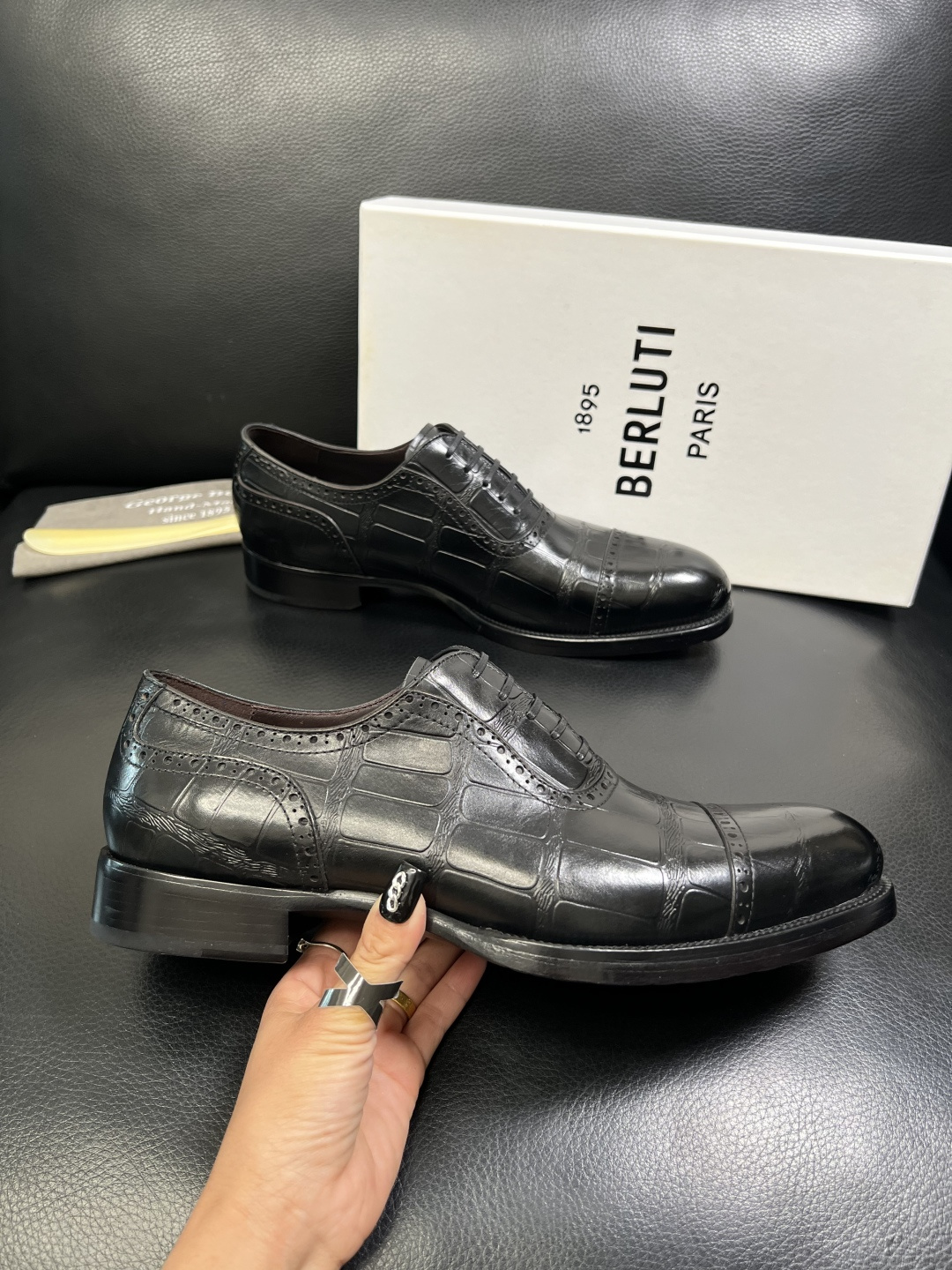 Berluti 顶级代购 布鲁提 专柜同步发售原厂配置，意大利进口牛皮面料，全进口水染牛皮里垫，鞋底：原