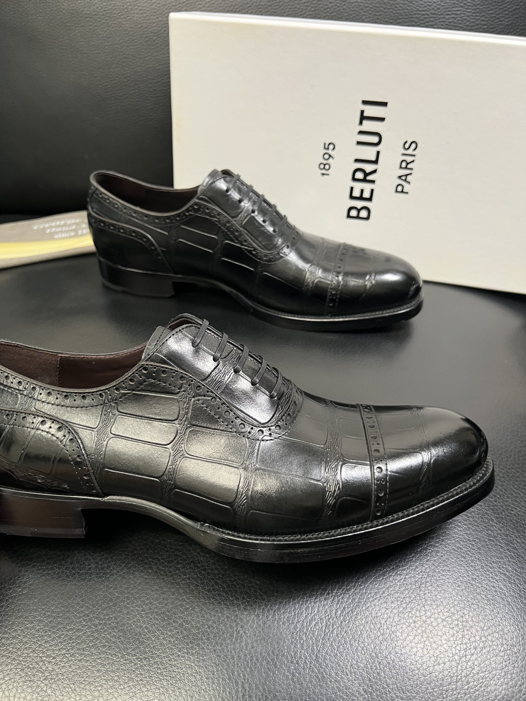 Berluti 顶级代购 布鲁提 专柜同步发售原厂配置，意大利进口牛皮面料，全进口水染牛皮里垫，鞋底：原