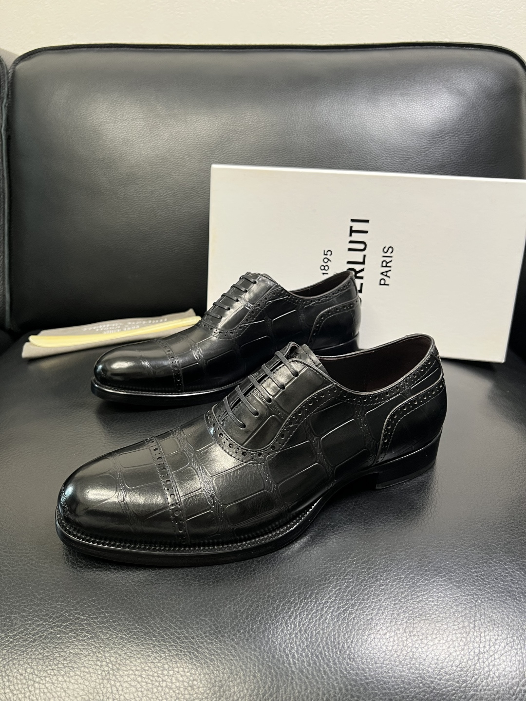 Berluti 顶级代购 布鲁提 专柜同步发售原厂配置，意大利进口牛皮面料，全进口水染牛皮里垫，鞋底：原