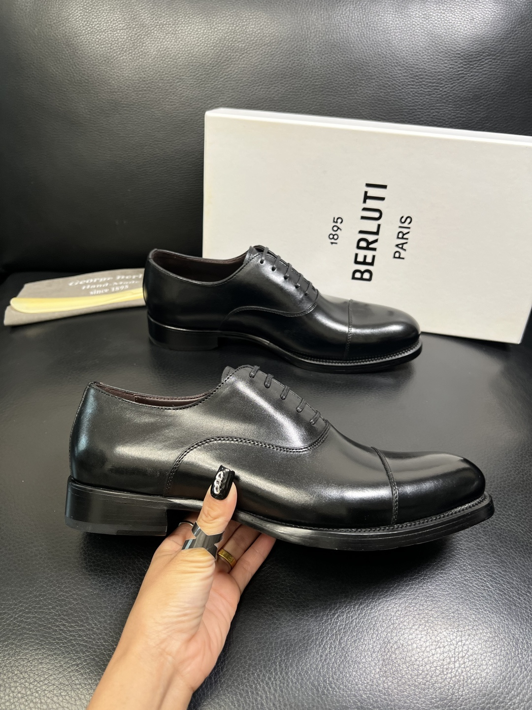 Berluti 顶级代购 布鲁提 专柜同步发售原厂配置，意大利进口牛皮面料，全进口水染牛皮里垫，鞋底：原