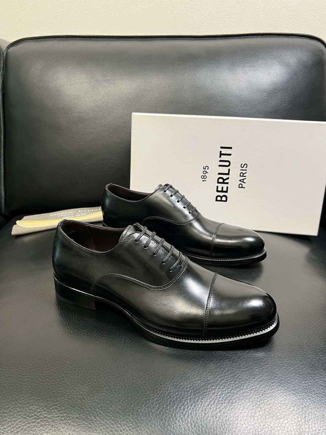 Berluti 顶级代购 布鲁提 专柜同步发售原厂配置，意大利进口牛皮面料，全进口水染牛皮里垫，鞋底：原