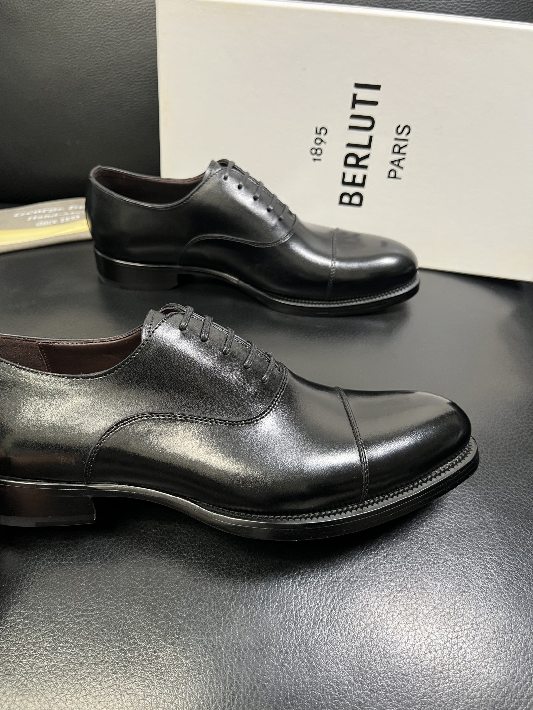 Berluti 顶级代购 布鲁提 专柜同步发售原厂配置，意大利进口牛皮面料，全进口水染牛皮里垫，鞋底：原