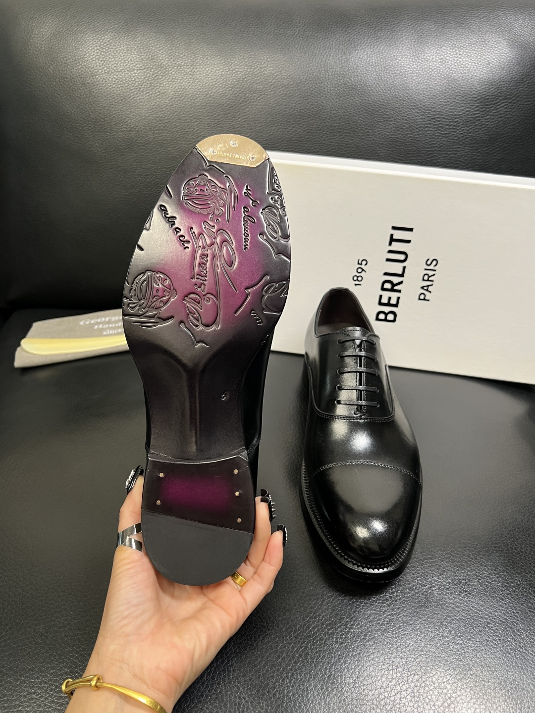 Berluti 顶级代购 布鲁提 专柜同步发售原厂配置，意大利进口牛皮面料，全进口水染牛皮里垫，鞋底：原