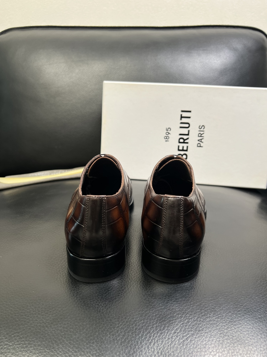 Berluti 顶级代购 布鲁提 专柜同步发售原厂配置，意大利进口牛皮面料，全进口水染牛皮里垫，鞋底：原