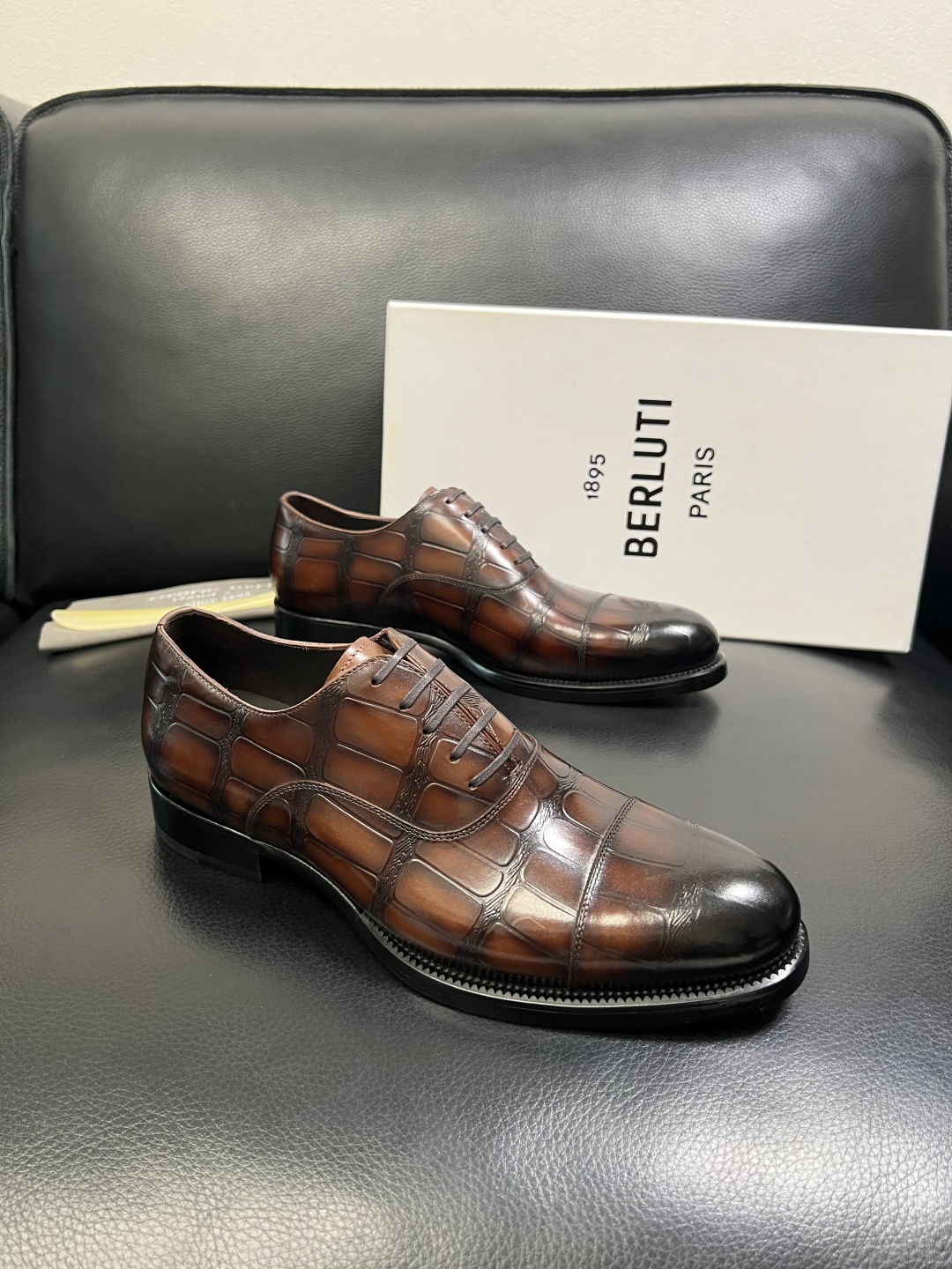 Berluti 顶级代购 布鲁提 专柜同步发售原厂配置，意大利进口牛皮面料，全进口水染牛皮里垫，鞋底：原