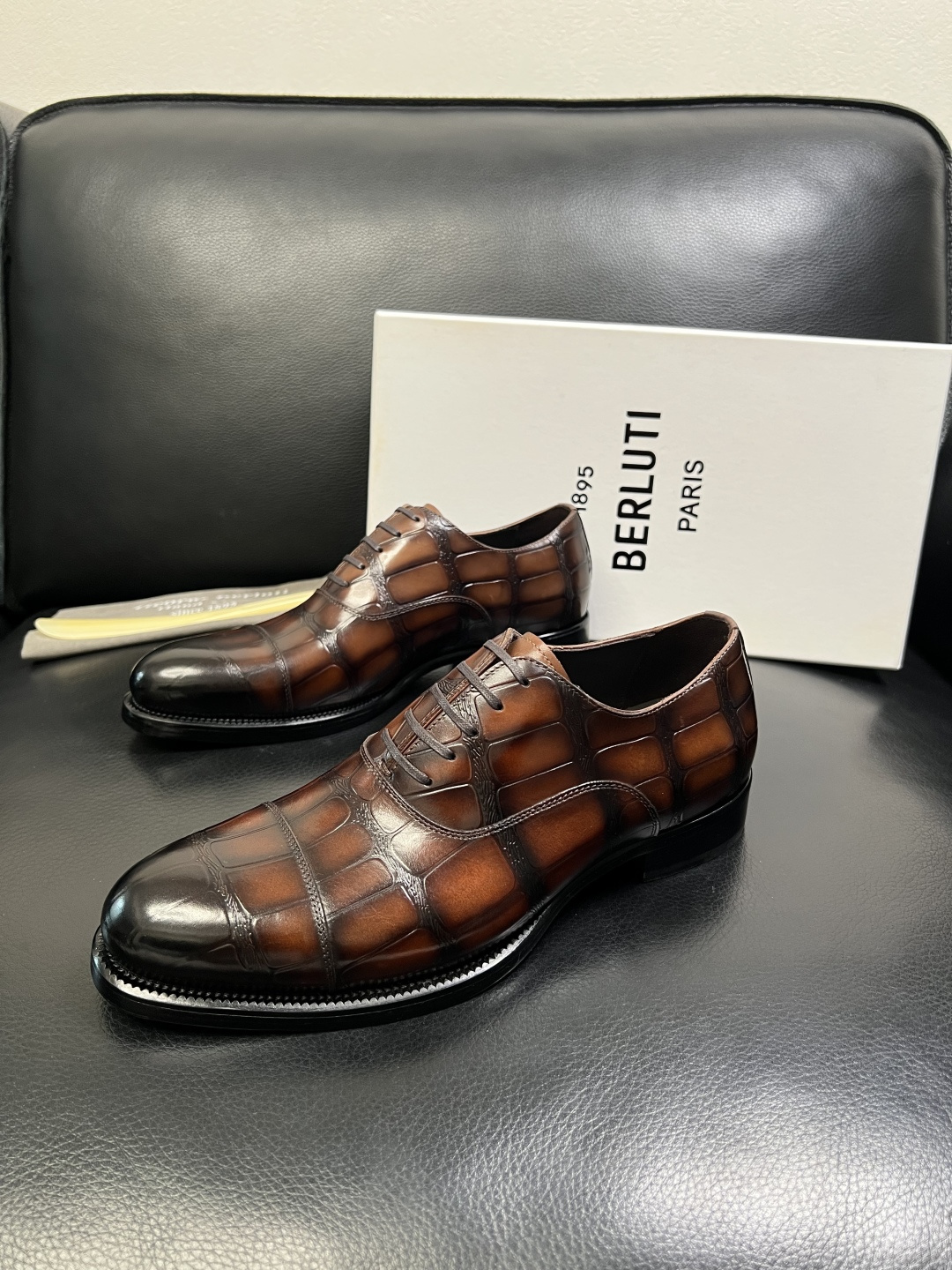 Berluti 顶级代购 布鲁提 专柜同步发售原厂配置，意大利进口牛皮面料，全进口水染牛皮里垫，鞋底：原