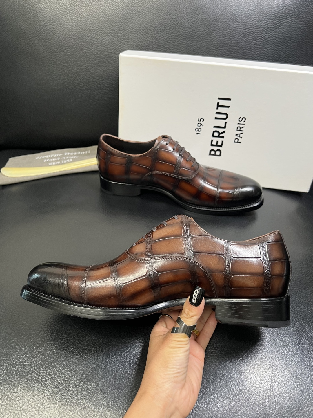 Berluti 顶级代购 布鲁提 专柜同步发售原厂配置，意大利进口牛皮面料，全进口水染牛皮里垫，鞋底：原