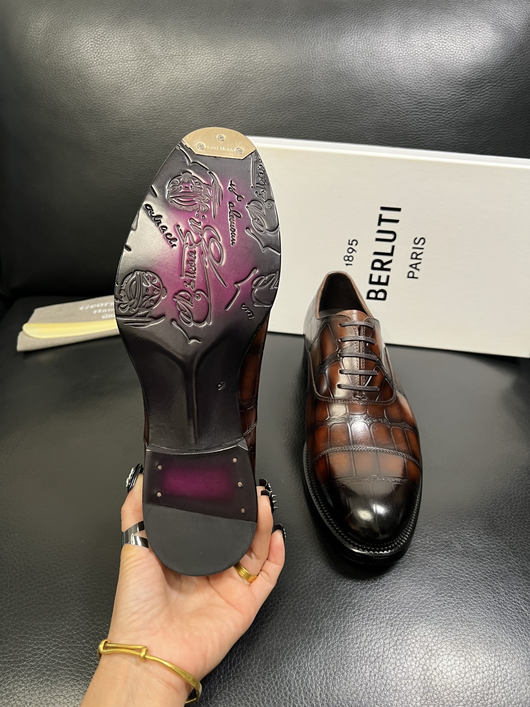 Berluti 顶级代购 布鲁提 专柜同步发售原厂配置，意大利进口牛皮面料，全进口水染牛皮里垫，鞋底：原