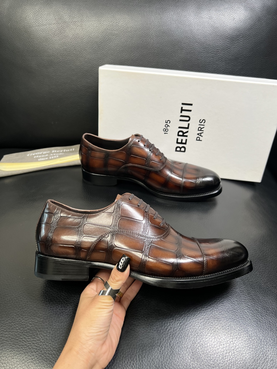 Berluti 顶级代购 布鲁提 专柜同步发售原厂配置，意大利进口牛皮面料，全进口水染牛皮里垫，鞋底：原