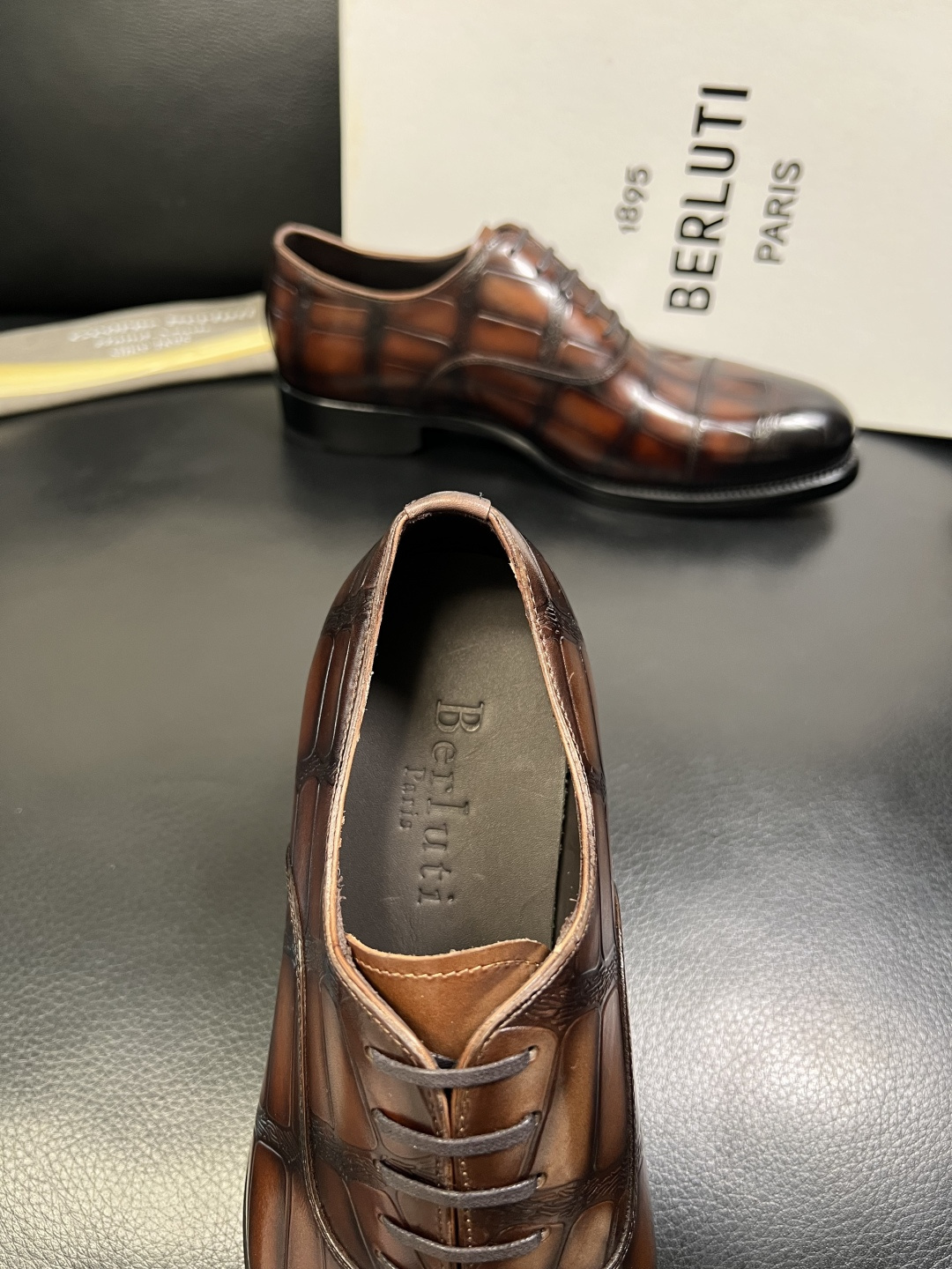 Berluti 顶级代购 布鲁提 专柜同步发售原厂配置，意大利进口牛皮面料，全进口水染牛皮里垫，鞋底：原