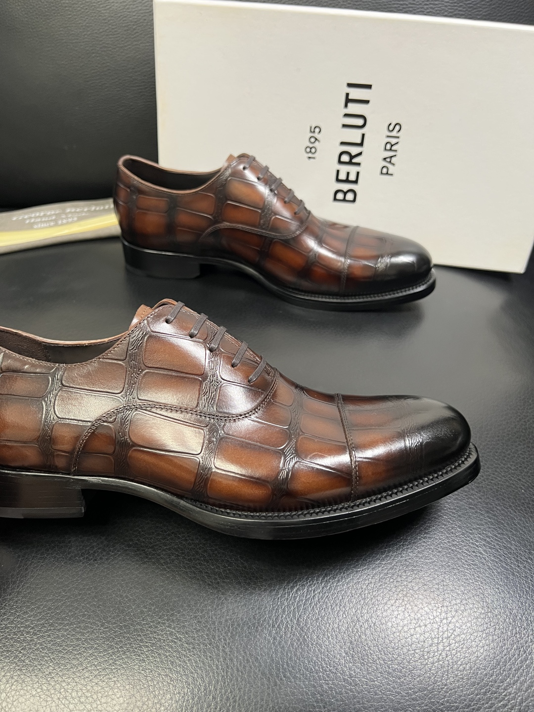 Berluti 顶级代购 布鲁提 专柜同步发售原厂配置，意大利进口牛皮面料，全进口水染牛皮里垫，鞋底：原