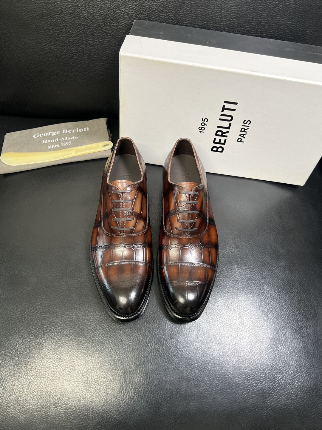 Berluti 顶级代购 布鲁提 专柜同步发售原厂配置，意大利进口牛皮面料，全进口水染牛皮里垫，鞋底：原